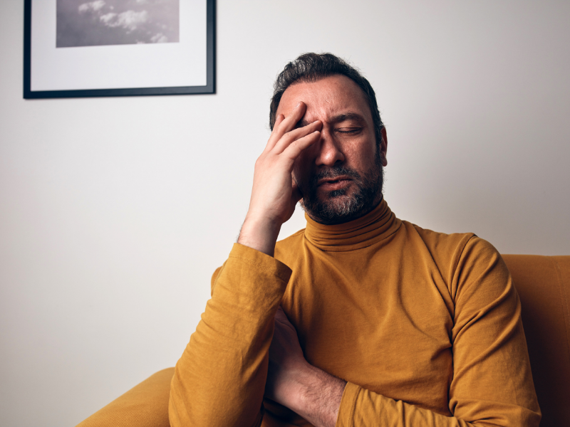 Anksiyete yaşayan kişinin düşünceli ve gergin hali