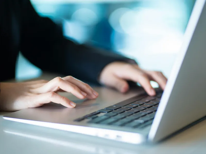 Online Terapi mi, Yüz Yüze Terapi mi? Avantajları ve Sınırlılıkları konulu yazının görseli